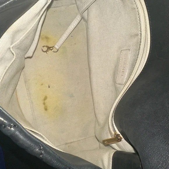 Chanel Black Quilted Leather Shoulder Bag - Picture 2 of 16